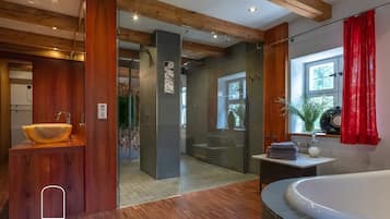 Douche, sèche-cheveux, serviettes fournies