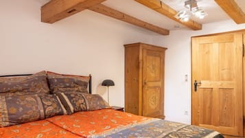 Ein Schlafzimmer mit einem Bett, einem Holzschrank und einer Tür.
