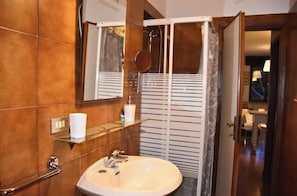 Shower, hair dryer, bidet, towels - The Maisonnette and Its Garden (Venezia)