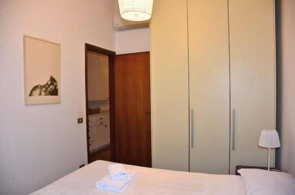 Planxa i posts de planxar, wifi i roba de llit 
