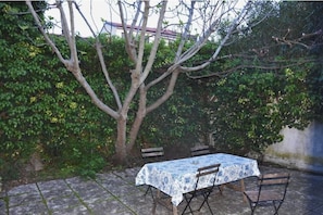 Outdoor dining - The Maisonnette and Its Garden (Venezia)