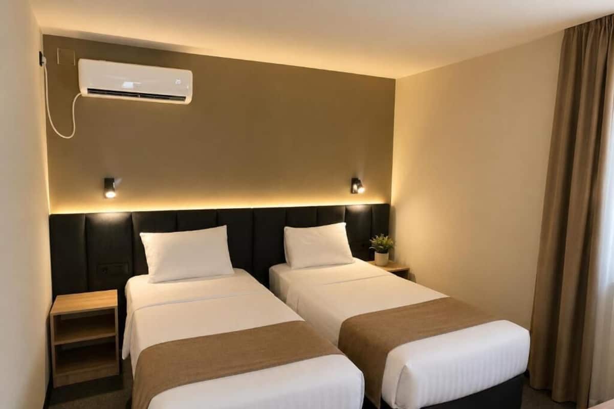 Bungalow clásico, patio, vistas al jardín | Caja fuerte, escritorio, tabla de planchar con plancha y wifi gratis