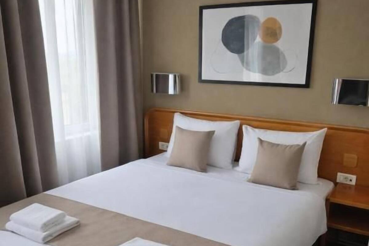 Habitación doble, vistas al jardín | Caja fuerte, escritorio, tabla de planchar con plancha y wifi gratis