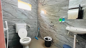 Shower, free toiletries, towels, soap - Elite Boutique Stays (Ujjain)