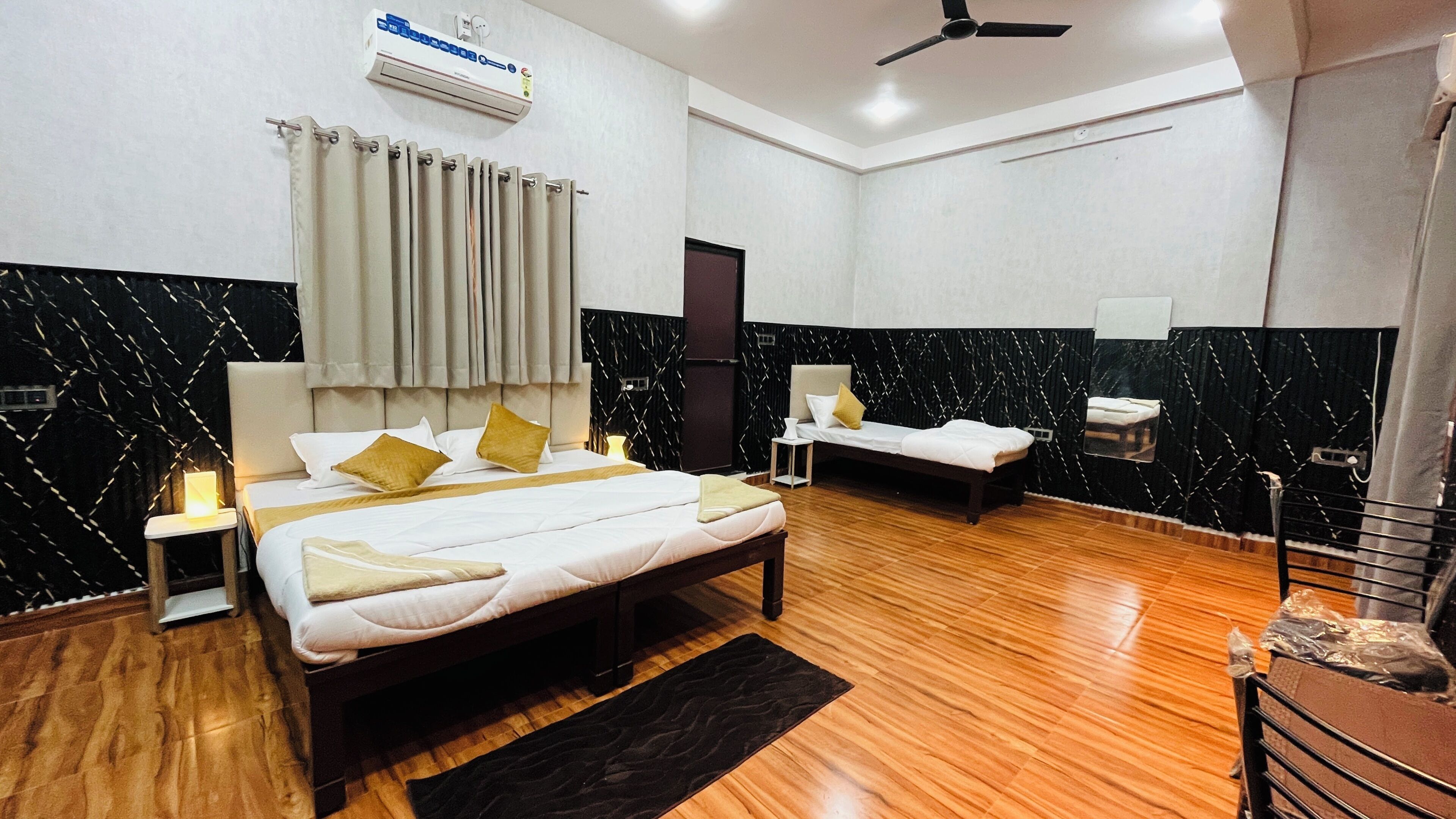 Quarto de hotel com uma cama, mesa de cabeceira e uma pequena mesa de cabeceira com abajur.