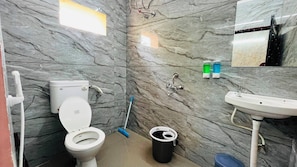 Shower, free toiletries, towels, soap - Elite Boutique Stays (Ujjain)