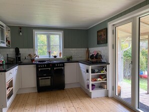 Coffee/tea maker, fridge, oven, stovetop