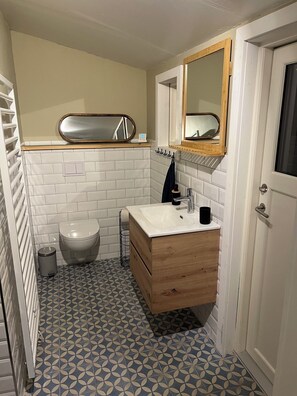 Shower, toilet paper - Vrbo Property (Skyarp)