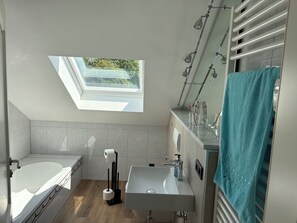 Dusche, Handtücher, Seife, Toilettenpapier