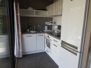 Private kitchen - Chalet 'Notre Reve En Bord De Mer' with Shared Pool, Wi-Fi and Air Conditioning (Santa-Maria-Poggio)