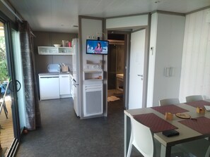 Dining - Chalet 'Notre Reve En Bord De Mer' with Shared Pool, Wi-Fi and Air Conditioning (Santa-Maria-Poggio)