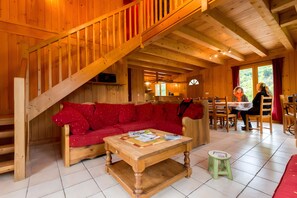 Interior - Chalet “Wellness, Pool, Spa” with Mountain View, Private Garden and Wi-Fi (La Chapelle-d'Alagnon)