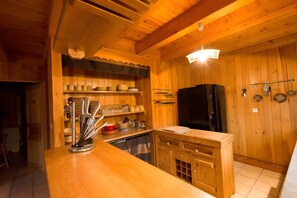 Interior - Chalet “Wellness, Pool, Spa” with Mountain View, Private Garden and Wi-Fi (La Chapelle-d'Alagnon)