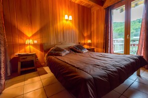 Room - Chalet “Wellness, Pool, Spa” with Mountain View, Private Garden and Wi-Fi (La Chapelle-d'Alagnon)