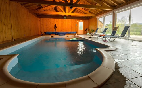 Chalet « Bien-être, Piscine, Spa » avec Vue Montagne, Jardin Privé et Wi-Fi
