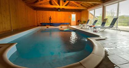 Chalet « Bien-être, Piscine, Spa » avec Vue Montagne, Jardin Privé et Wi-Fi