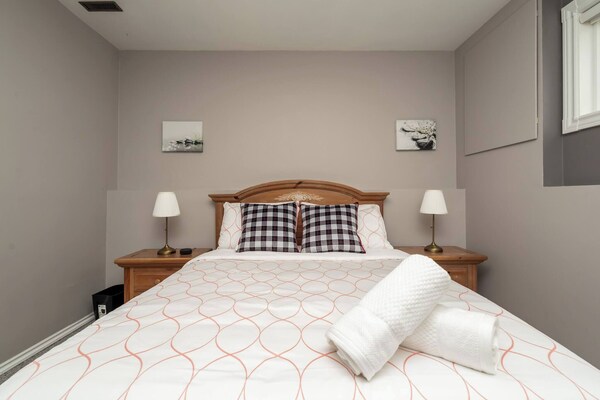 Spacious Oasis 2 Bed Suite With Private Entrance - Calgary