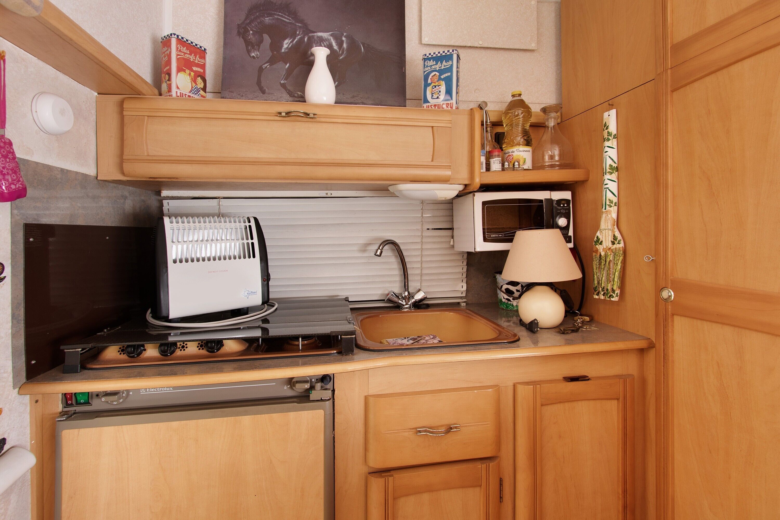 Coffee/tea maker, fridge, microwave, stovetop