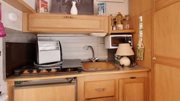 Coffee/tea maker, fridge, microwave, stovetop