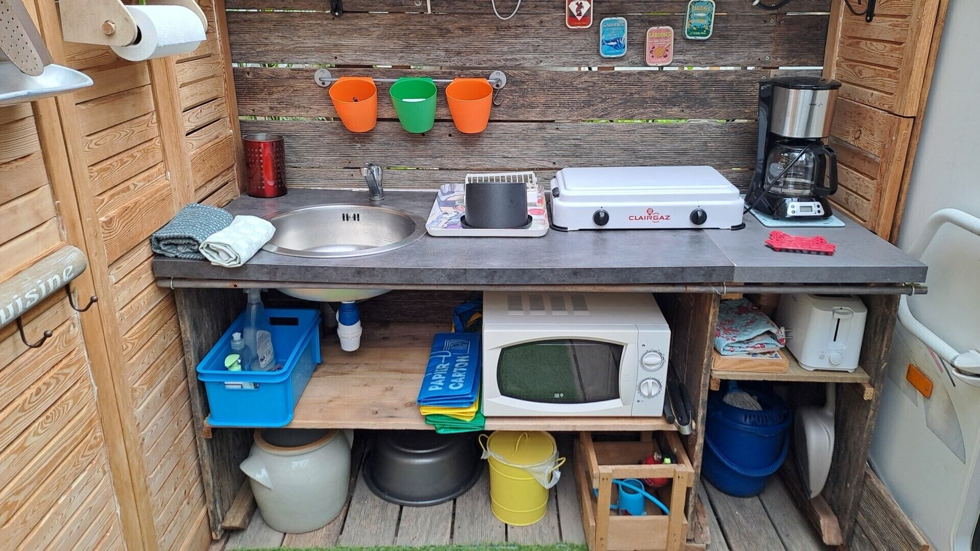 Coffee/tea maker, fridge, microwave, stovetop