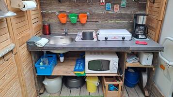 Coffee/tea maker, fridge, microwave, stovetop