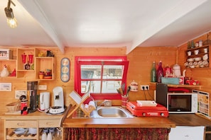 Coffee/tea maker, fridge, microwave, stovetop