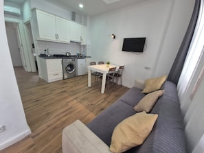 Standard Twin Room | Living area | 40-cm TV with satellite channels, streaming services - Sabah Homes (Antalya)