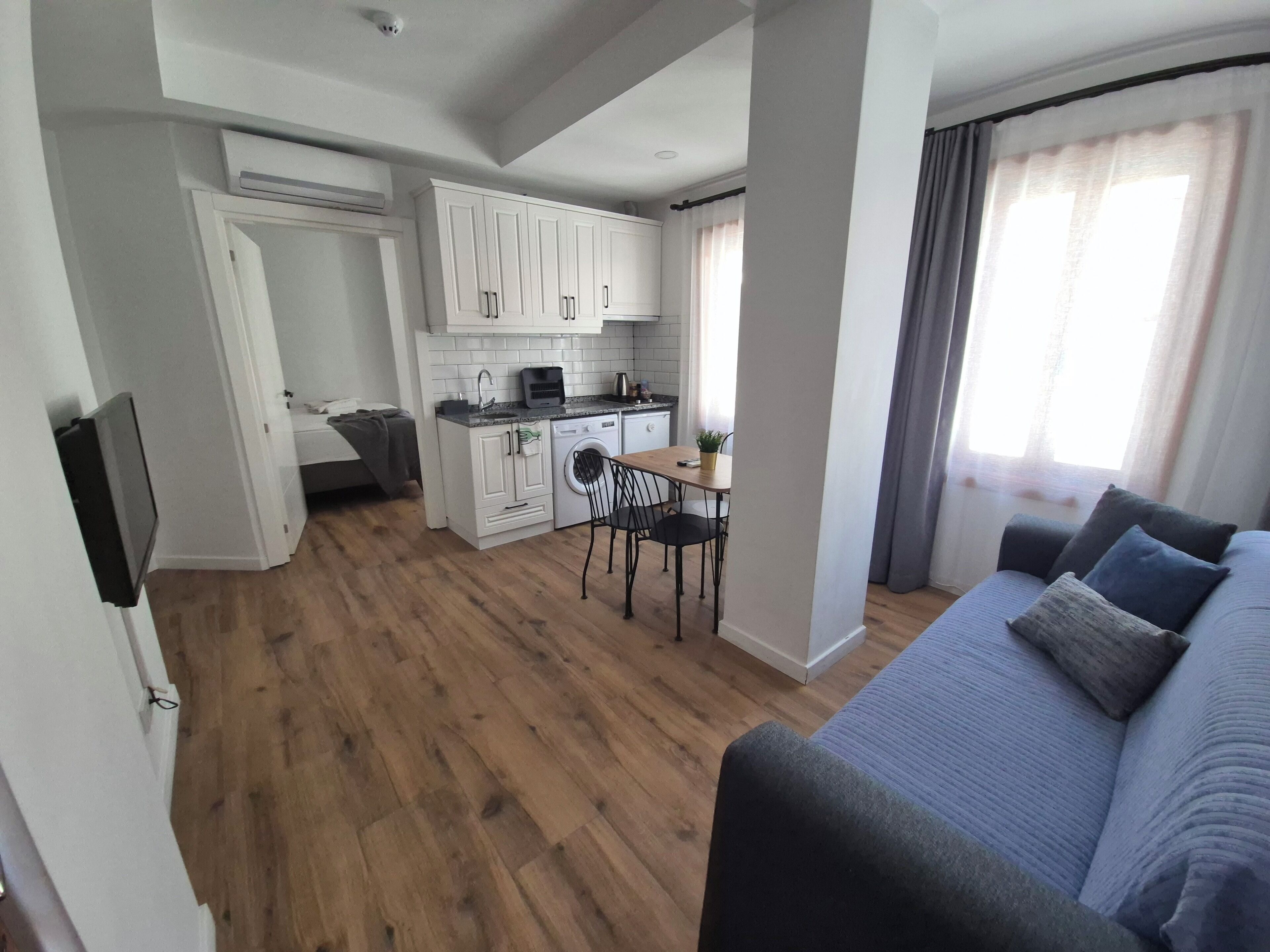 Double Room | Bar mini, peti besi dalam bilik, meja, ruang kerja komputer riba 