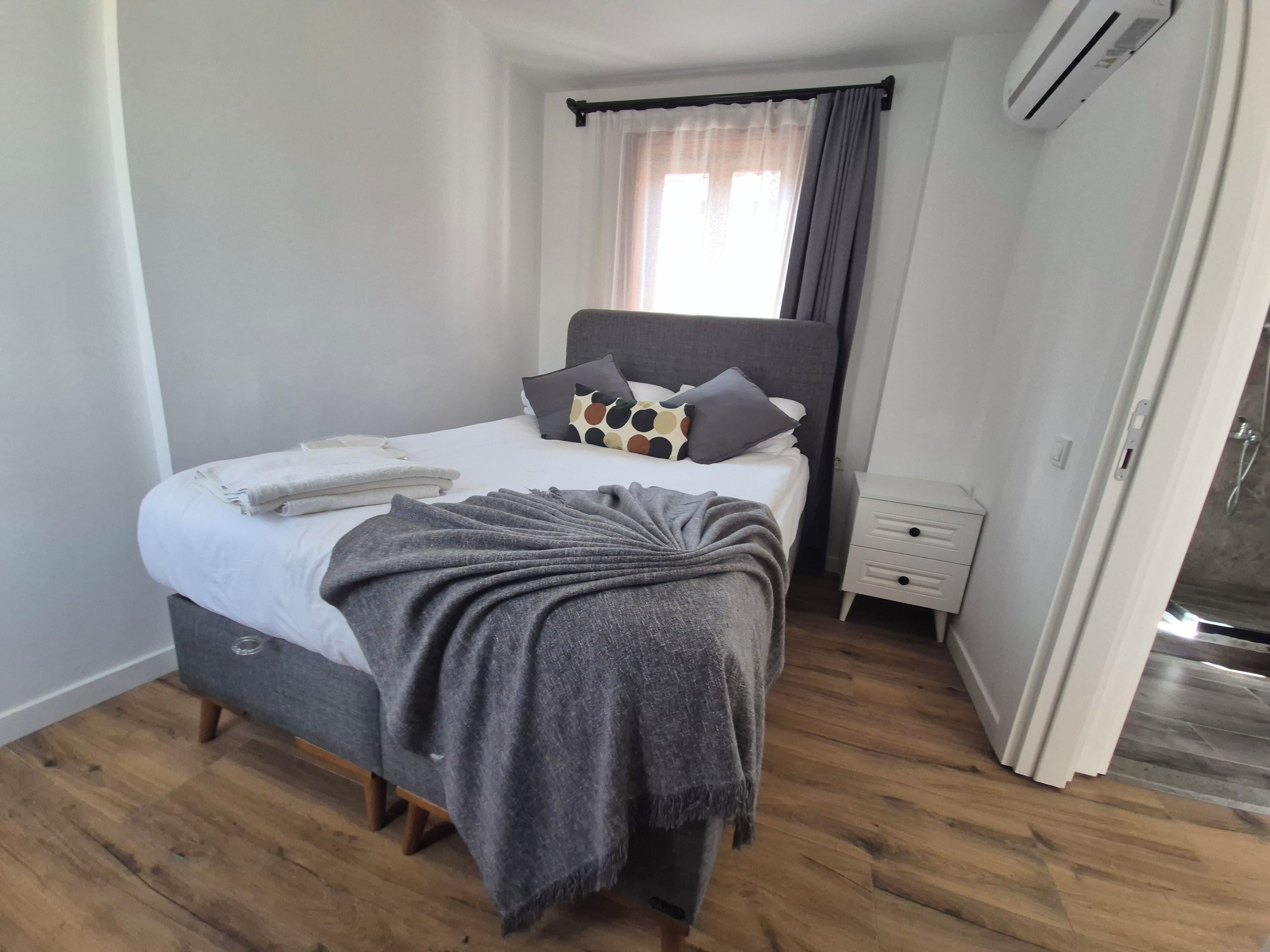 Bloc d'apartaments, 1 dormitori, balcó | Minibar, caixa forta a l'habitació i escriptori 