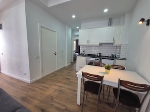 Standard Twin Room | Private kitchen | Stovetop, cookware/dishes/utensils, dining tables - Sabah Homes (Antalya)