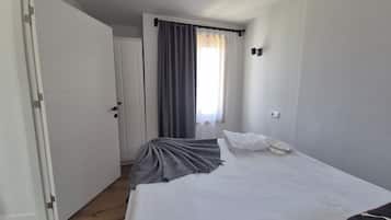 Tweepersoonskamer, balkon, uitzicht op binnenplaats | Een minibar, een kluis op de kamer, een bureau, een laptopwerkplek