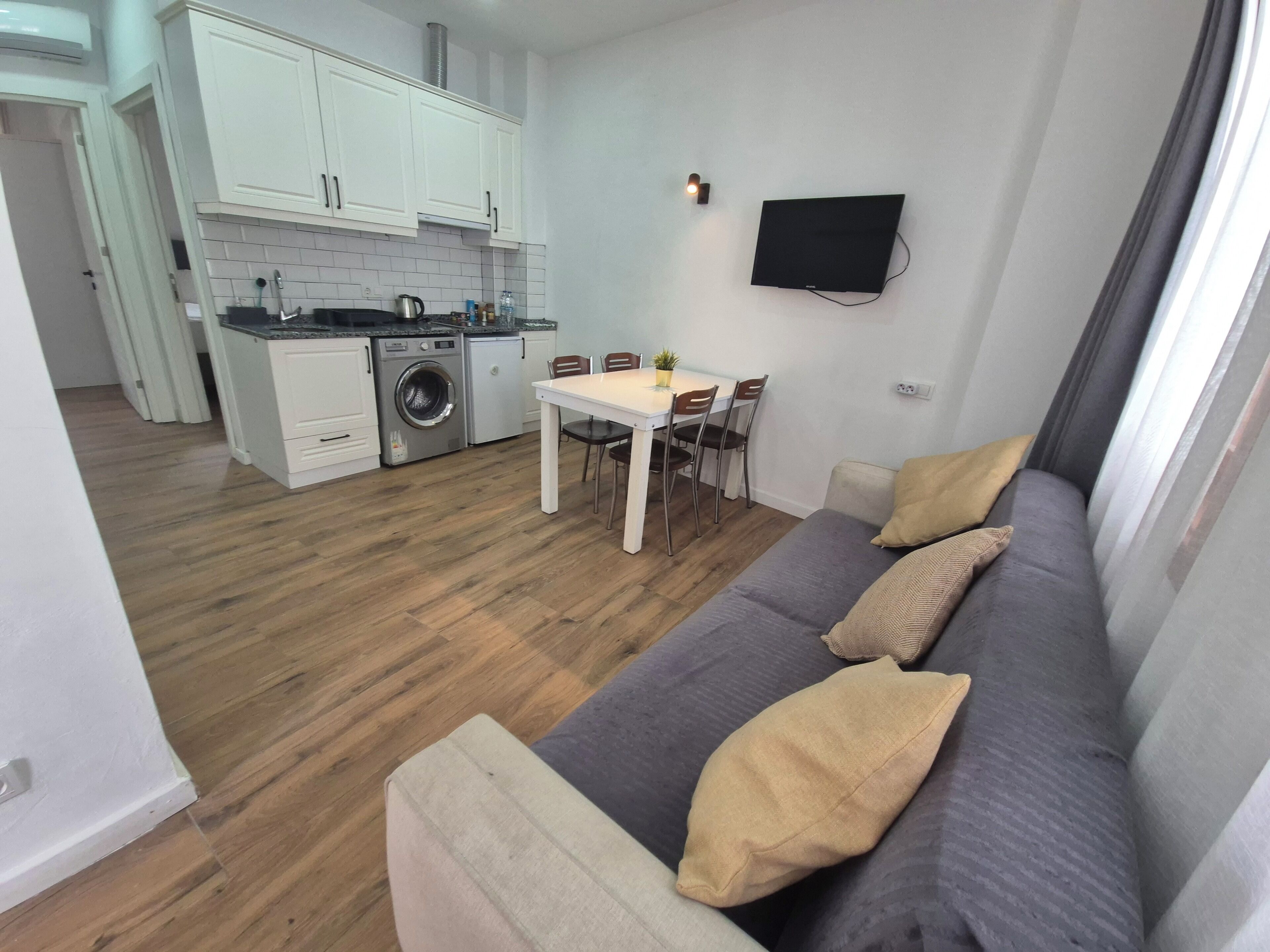 Standaard Twin kamer | Woonruimte | Een 40-cm televisie met satellietzenders en streamingdiensten