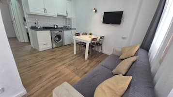 Standaard Twin kamer | Woonruimte | Een 40-cm televisie met satellietzenders en streamingdiensten