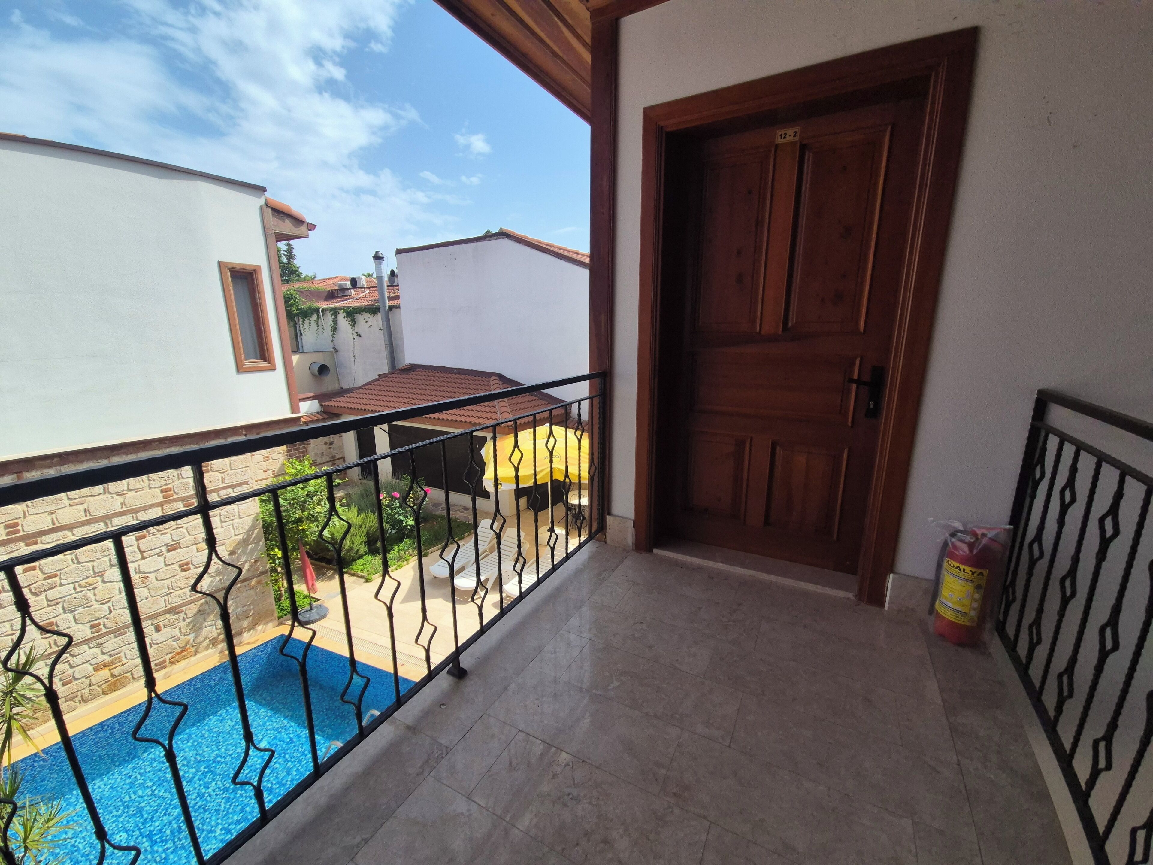Double Room, Balcony, Courtyard View | Bar mini, peti besi dalam bilik, meja, ruang kerja komputer riba 