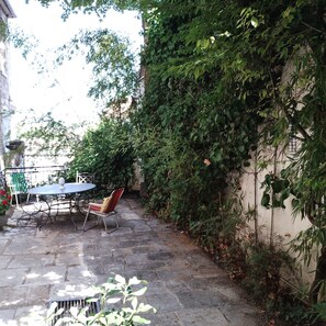 Outdoor dining - Just a stone's throw from the Citadel, a luxury apartment that sleeps 5. (Besançon)