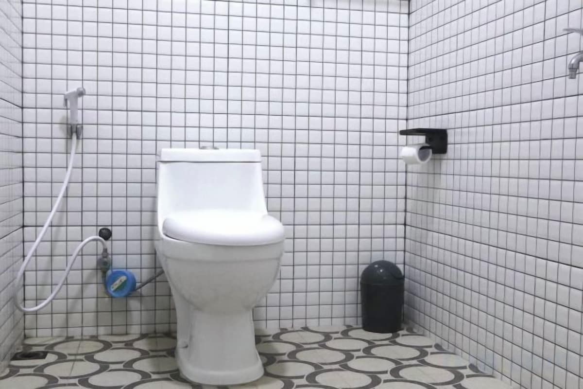 Salle de bain | Douche, serviettes fournies, savon, shampooing