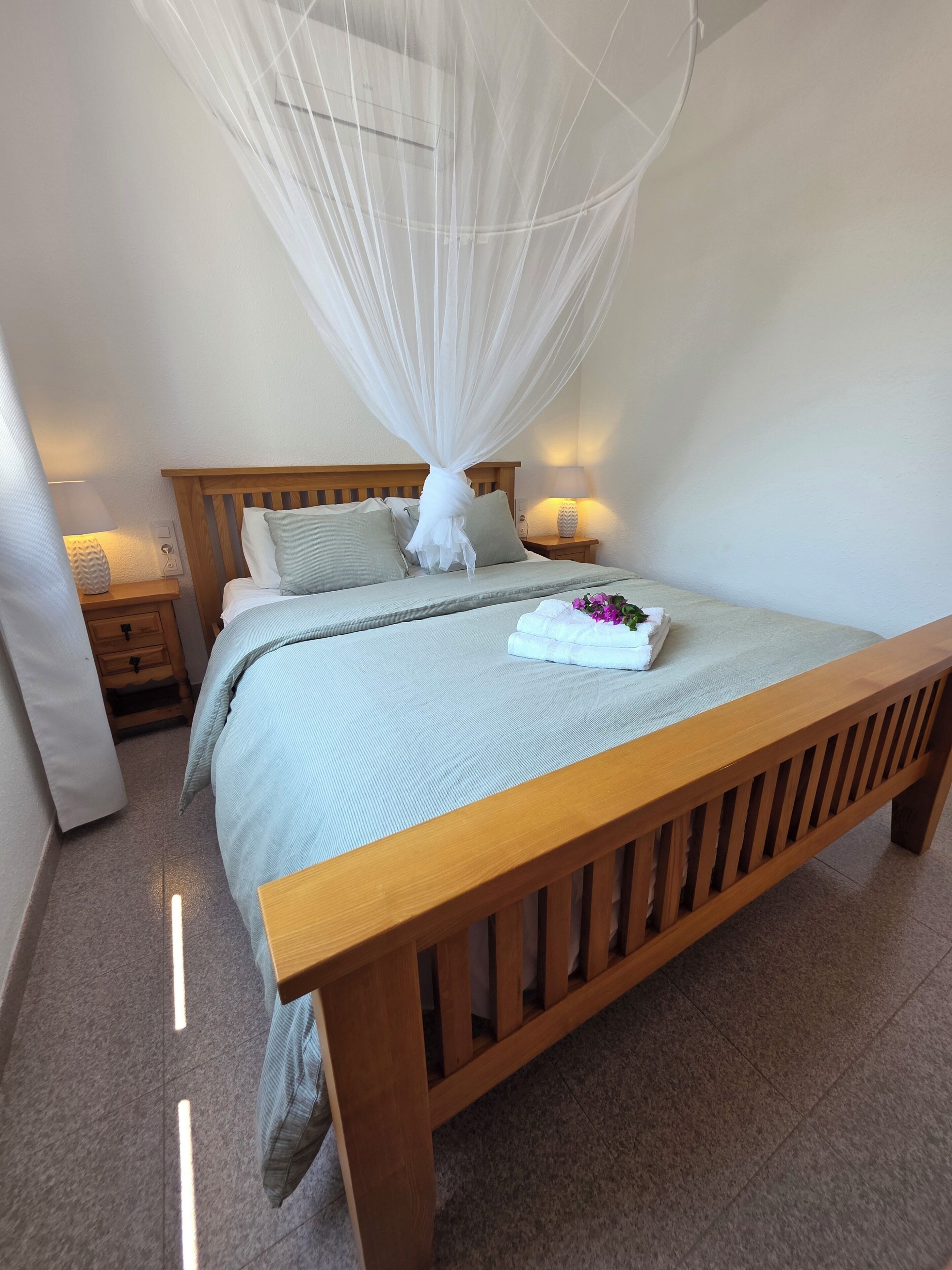 3 habitaciones, tabla de planchar con plancha, wifi y ropa de cama 