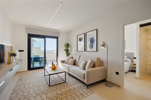 Ein modernes Wohnzimmer mit Sofa, Couchtisch und Kunstwerk an der Wand.