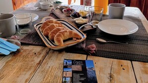 Et morgenbord med croissanter, appelsinjuice og en brochure.