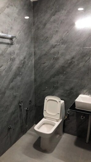 Deluxe kamer | Badkamer | Een douche, gratis toiletartikelen, handdoeken, toiletpapier