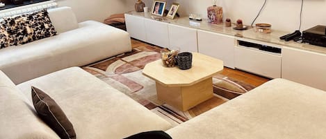 Room, 1 Bedroom | Living room | Books