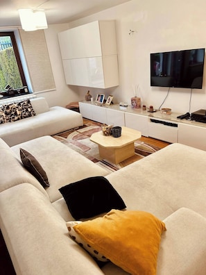 Room, 1 Bedroom | Living room | Books