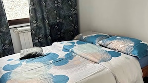 Room, 1 Bedroom - Room-private Room With Shared Bathroom (Clavier)