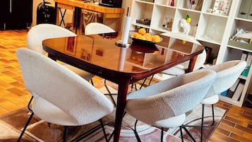 Room, 1 Bedroom | Dining room