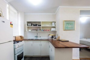 Wasserkocher mit Kaffee-/Teezubehör, Kühlschrank, Mikrowelle, Herdplatte