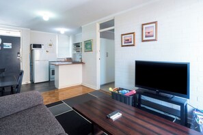 A compact living space with a kitchenette, a flat-screen TV, and a dining area. - Lovely 1 BDR in the heart of Fremantle w Parking (Fremantle)