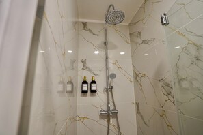 Shower, hair dryer, towels - Room “Garrigue” with Shared Terrace, Wi-Fi and Air Conditioning (Treilles)