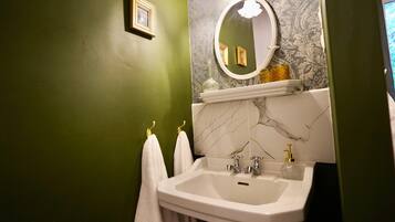 Een douche, een haardroger, handdoeken
