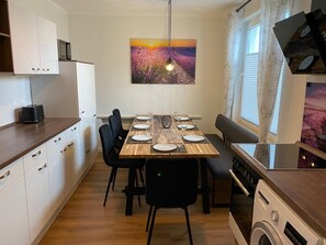 Wasserkocher mit Kaffee-/Teezubehör, Kühlschrank, Mikrowelle, Ofen