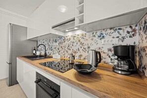 Wasserkocher mit Kaffee-/Teezubehör, Kühlschrank, Mikrowelle, Ofen